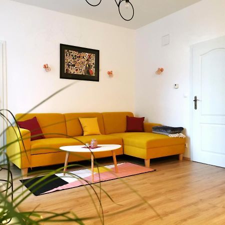 Cozyhome The Castle Apartment - Spacious, Quiet, High Ceiling Bratislava Ngoại thất bức ảnh