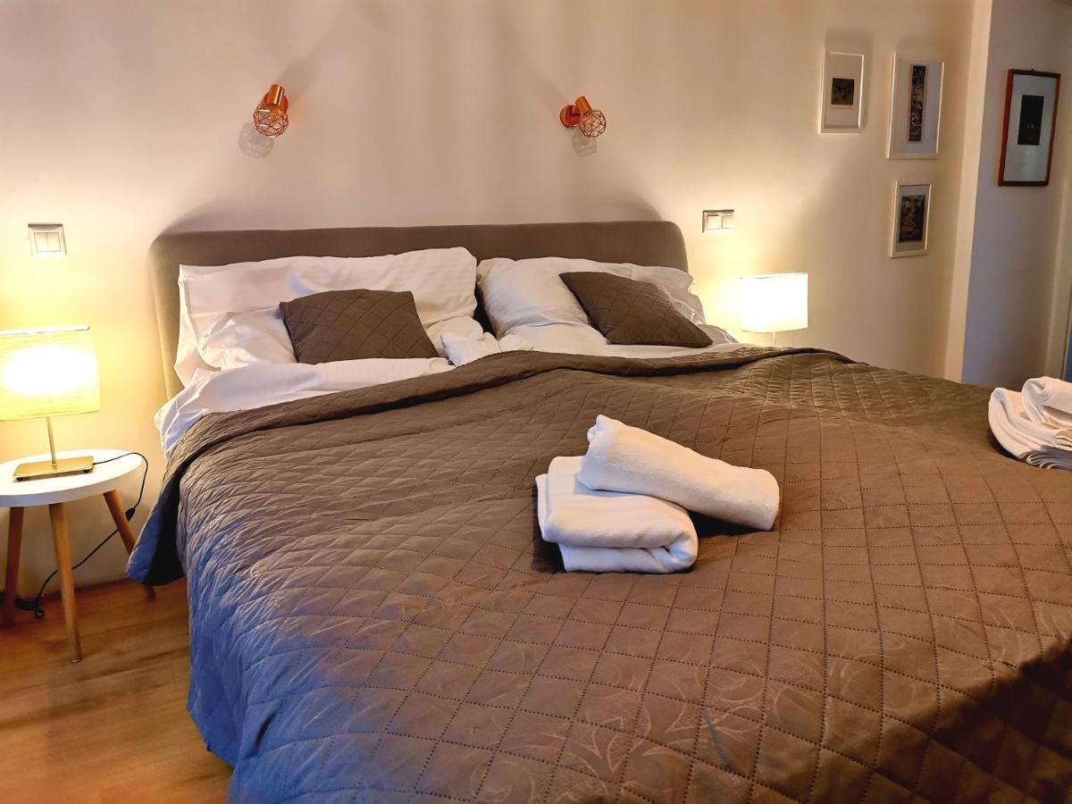 Cozyhome The Castle Apartment - Spacious, Quiet, High Ceiling Bratislava Ngoại thất bức ảnh