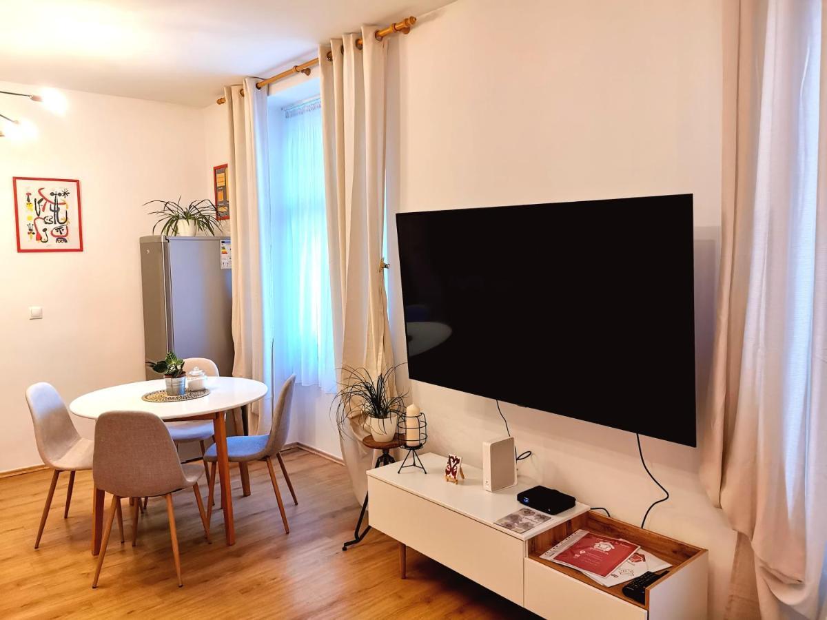 Cozyhome The Castle Apartment - Spacious, Quiet, High Ceiling Bratislava Ngoại thất bức ảnh