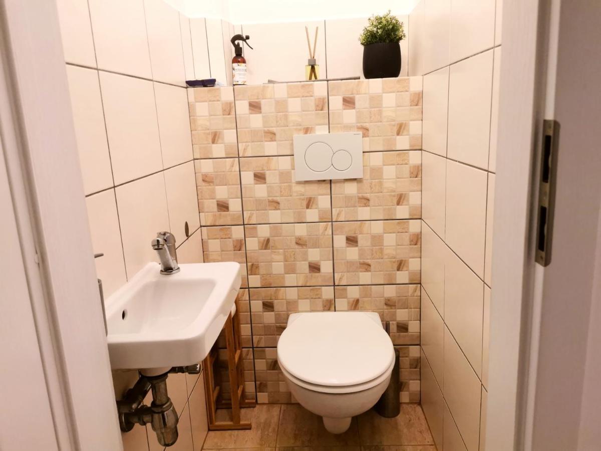 Cozyhome The Castle Apartment - Spacious, Quiet, High Ceiling Bratislava Ngoại thất bức ảnh