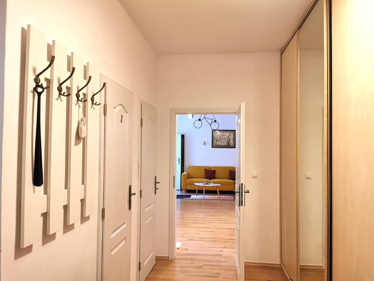 Cozyhome The Castle Apartment - Spacious, Quiet, High Ceiling Bratislava Ngoại thất bức ảnh